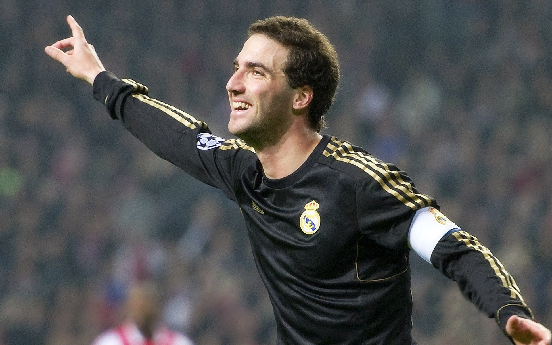 哈兰德双响破纪录，曼城5-1横扫狼队领跑英超！挪威神锋冲击40球大关