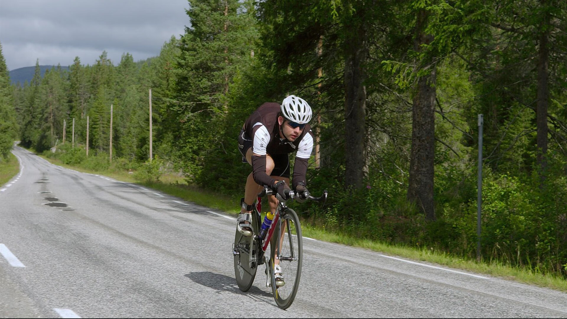 欧冠决赛巅峰对决，皇家马德里3-1力克利物浦，本泽马梅开二度锁定胜局